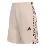 Short deportivo Adidas modelo Seasonal Essentials, color beige con cintura elástica. Presenta las tres tiras laterales con estampado de animal print en tonos marrones y el logo de la marca bordado en la pierna.