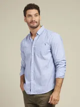 Camisa celeste a rayas verticales blancas, de manga larga y corte regular fit.
