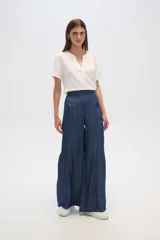 Pantalon de lyocell de tiro alto y corte ancho, con diseño de pinzas frontales y costuras verticales decorativas.