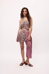 Top strapless color marrón con textura plisada y frunce en el frente.