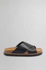 Sandalias planas modelo Santa Fe con tiras cruzadas de cuero negro, plantilla anatómica de corcho y suela de goma.