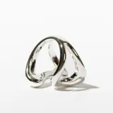 Anillo plateado con diseño abstracto.