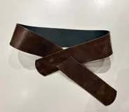 Faja ancha de cuero color negro, con diseño envolvente y cierre mediante nudo o pasador.