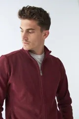 Campera negra de algodón con cierre completo, cuello alto, bolsillos laterales, puños y logo bordado en el pecho.