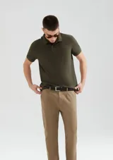 Polo marrón de manga corta confeccionada en tejido de piqué de algodón.