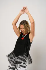 Blusa negra sin mangas de lino bordado con terminación en flecos.