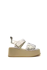 Sandalia plateada de cuero con plataforma beige y ajuste con velcro.