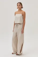 Top de lino con escote cuadrado y breteles anchos, de corte recto y calce holgado.