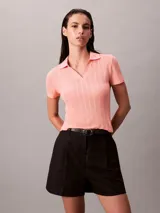 Chomba de manga corta Calvin Klein confeccionada en tejido de punto pointelle texturizado. Presenta un cuello tipo Johnny abierto y ribetes en punto canalé.