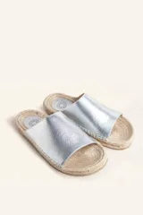 Sandalias tipo alpargata con capellada de cuero charol color bordó y planta tejida en fibra natural de yute. Presentan costuras a mano en color blanco y suela de goma.