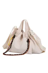 Cartera tipo bolso de mano color beige, con diseño fruncido, doble asa superior y correa larga ajustable. Incluye detalles de cuerdas decorativas con mosquetones y parche con logo frontal.