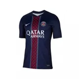 Camiseta de fútbol Nike del Paris Saint-Germain, modelo local. Diseño azul marino con una franja central vertical roja y blanca con patrón geométrico, escudo del club, logo de Nike y sponsor Qatar Airways.