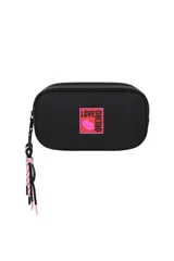 Necessaire de forma rectangular con cierre superior, confeccionada en material sintético negro. Presenta un parche central con el logo de la marca y un diseño de labios en tonos fucsia y naranja, además de un tirador de cierre decorativo con cordones trenzados.