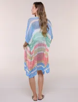 Kimono Do Everything In Love de tejido calado con diseño de rayas horizontales en tonos rosado, verde militar, blanco y salmón. Presenta mangas cortas holgadas y largo midi.