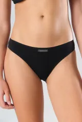 Bombacha tipo colaless de algodón, con diseño minimalista y etiqueta de la marca CaroCuore en el frente.