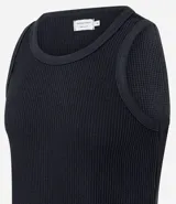 Musculosa masculina de corte regular, confeccionada en tejido flamé con textura acanalada. Presenta cuello redondo y diseño liso sin estampas.