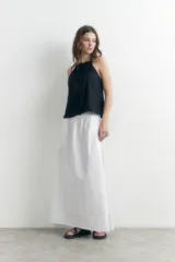 Top halter color naranja de lino con breteles finos y corte holgado.