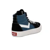 Championes tipo bota de lona, con diseño en bloques de color negro y azul marino, cordones blancos y suela de goma blanca.