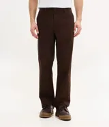 Pantalón de corte recto confeccionado en sarga de algodón con un toque de elastano. Presenta cintura con trabillas para cinturón, cierre tradicional de botón y cremallera, y bolsillos laterales y traseros.