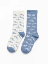 Pack de dos pares de medias de caña media con estampado floral. Un par es de base color crema con diseño azul y el otro par es de base color azul con diseño crema.