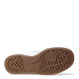 Championes urbanos New Balance de diseño minimalista, color blanco con detalles en tono crema. Presentan el logo N característico en el lateral, suela blanca con base de goma color caramelo y cierre mediante cordones.