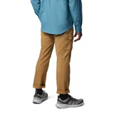 Pantalón cargo de senderismo color marrón, con múltiples bolsillos funcionales, incluyendo bolsillos laterales con cierre y bolsillos traseros. Presenta cintura con elástico parcial y cinturón integrado, diseñado con tecnología de secado rápido y protección solar.
