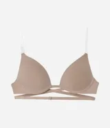 Sostén color nude de microfibra, modelo media taza con copas estructuradas y base reforzada. Cuenta con tirantes ajustables transparentes y cierre posterior.
