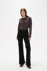 Pantalon de jean negro de tiro alto, con corte flare y bolsillos laterales.
