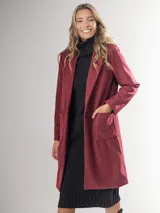 Tapado color borgoña, de corte recto, con cuello solapa, manga larga y bolsillos laterales.