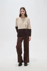 Sweater de punto con diseño color block, combinando azul marino en la parte superior y celeste en la inferior. Presenta cuello redondo a la base y mangas largas con terminación en puño.