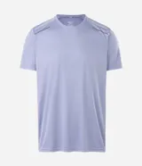 Remera deportiva de manga corta y cuello redondo, color celeste, con tecnología dry y detalles reflectantes en los hombros.