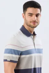 Remera polo de manga corta con diseño de franjas horizontales en tonos azul, salmón, celeste y beige. Cuenta con cuello clásico y cierre frontal de dos botones.