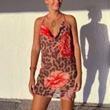 Vestido corto de microtul con estampado animal print y flores rojas, escote drapeado y tirantes finos.