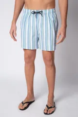 Short de baño con diseño de rayas verticales en blanco y negro, con cintura elástica ajustable mediante cordón y logo metálico pequeño en el ruedo.