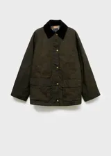 Parka verde militar con cuello camisero de pana negra, cierre frontal de cremallera y botones a presión, bolsillos frontales con solapa y forro interior.