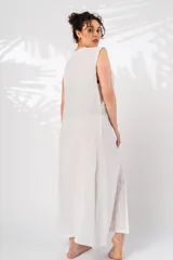 Túnica larga sin mangas color blanco, confeccionada en bambula con detalles de puntilla de algodón combinada. Incluye lazo de algodón.