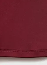 Camiseta sin mangas de cuello redondo, tirantes anchos y diseño entallado de tejido elástico.