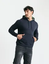 Sweater deportivo con capucha, bolsillo canguro frontal y cordones de ajuste. Presenta un diseño de color azul oscuro con interior de capucha en color verde.