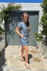 Mono corto a rayas verticales azules y blancas, de corte amplio y cómodo.