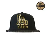 Gorro New Era 59Fifty de los Los Angeles Dodgers, color negro con logo "LA" bordado en dorado con textura de piel de serpiente.