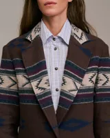 Chaqueta marrón con estampado geométrico, cierre de un botón y bolsillos de parche.