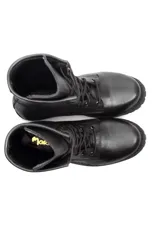 Borcego clásico de cuero liso color beige, con cordones y suela track.