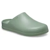 Zueco tipo mule Crocs modelo Dylan, color verde oliva, con diseño minimalista de una sola pieza que imita el cuero de grano completo. Presenta una puntera cerrada y una copa de talón profunda.