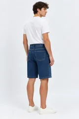 Bermuda de jean gris oscuro, de calce medio, corte ancho y diseño clásico con bolsillos.