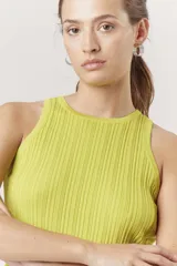 Blusa tejida color verde lima, sin mangas y con cuello halter.