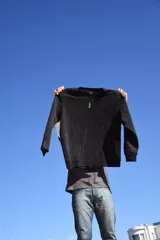 Buzo negro de algodón con cuello redondo y logo bordado en el pecho.