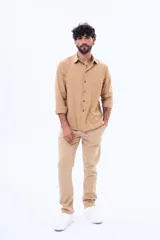 Pantalón de gabardina en color negro, de corte recto y ajuste cómodo, con cierre frontal y bolsillos laterales.