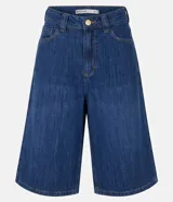 Bermuda long de jean azul con tiro alto, cintura con pasacintos, cierre con botón y cremallera, bolsillos funcionales y pespuntes en contraste.