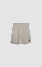 Bermuda de algodón color off white con cintura elástica, cordón ajustable, dos bolsillos delanteros y etiqueta con logo en el borde inferior.