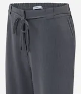 Pantalón sastre de corte wide leg en tejido crepé color marrón chocolate. Presenta una silueta recta y fluida, con cintura elástica y lazo ajustable para un calce cómodo.